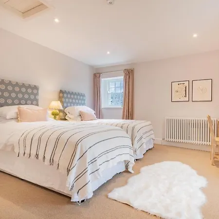 4 Bed In Penrith Oc-sz264